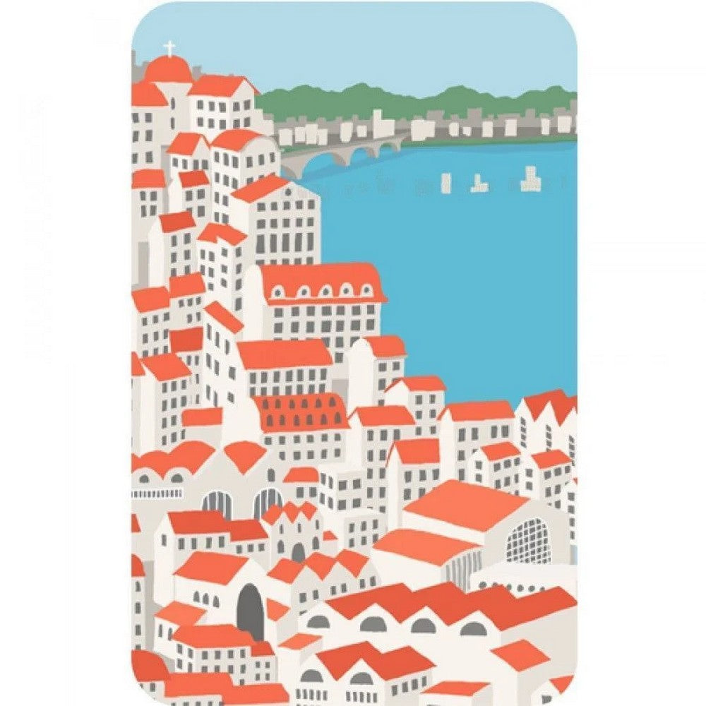 Djeco Mini Travel Stori - carte cu oras pe malul marii, parte din joc