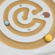 A Viga egyensúlyozó és koordinációs tábla közeli képe a fa golyókkal és a spirál alakú pályával.