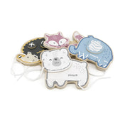 PolarB Viga „Fűzd össze az állatokat” – a készlet több faállata együtt, köztük a sün, róka, elefánt és jegesmedve, fűzőzsinórokkal.