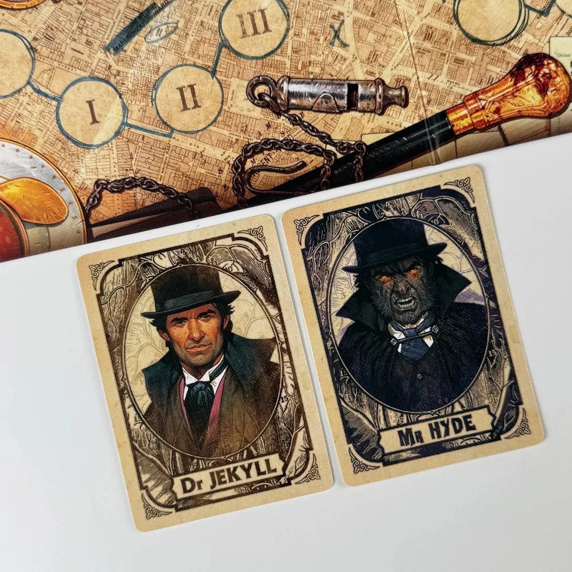 Dr. Jekyll és Mr. Hyde portrékártyái, antik stílusú kerettel és részletes, hangulatos illusztrációkkal.