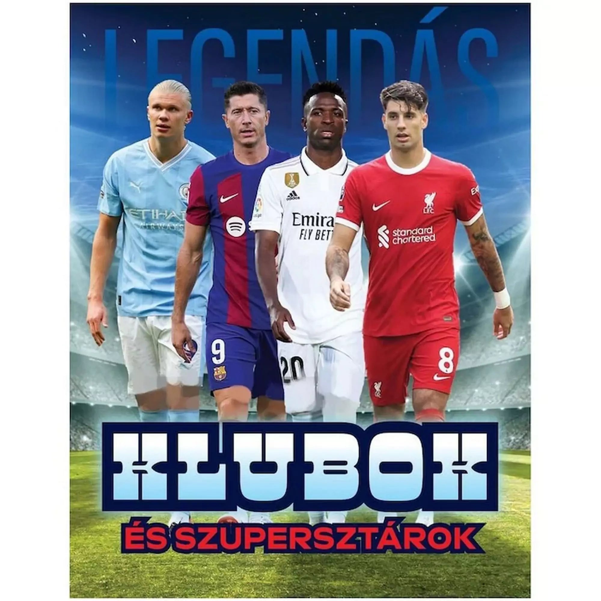 A Legendás fociklubok és szupersztárok című könyv borítója, amelyen négy híres futballista látható: Erling Haaland (Manchester City), Robert Lewandowski (Barcelona), Vinícius Júnior (Real Madrid) és Dominik Szoboszlai (Liverpool). A háttérben egy stadion fényárban úszó látképe jelenik meg.