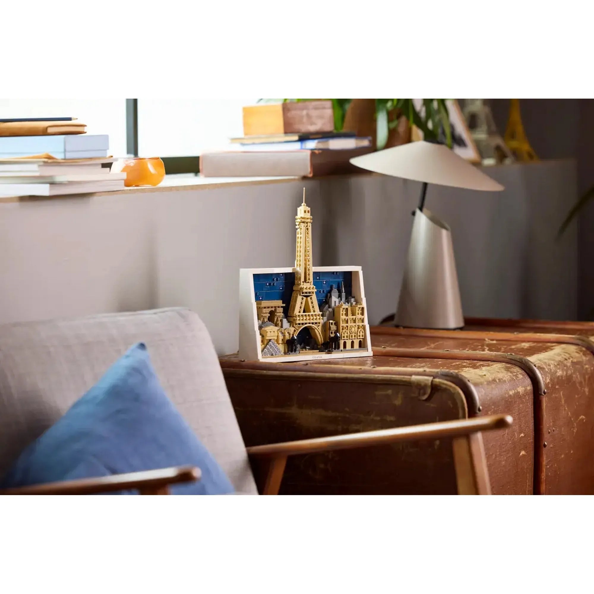 LEGO Architecture: Párizs, a szerelem városa 21064 – A párizsi díszmodell polcon elhelyezve, modern nappali enteriőrben.