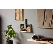 LEGO Architecture: Párizs, a szerelem városa 21064 – Falra szerelt Eiffel-tornyos dioráma dekorációként, otthoni környezetben.