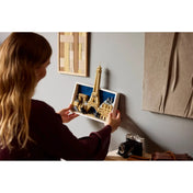 LEGO Architecture: Párizs, a szerelem városa 21064 – A kész LEGO díszmodell falra helyezése lakberendezési környezetben.