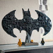 LEGO DC Batman logó 76330 kész modell polcon kiállítva, Batman és arany Batman minifigurával.