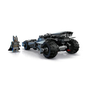 LEGO Batman Superman ellen Batmobile modell és Batman minifigura, páncélozott szuperhős fekete köpennyel.