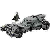 LEGO DC Batmobile 76331 versenyautó modell Batman minifigurával, részletes épített szuperhős jármű.