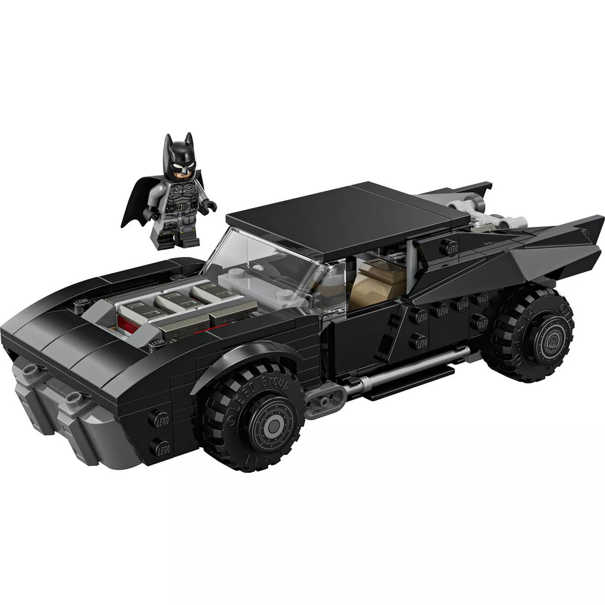 LEGO DC Batman Batmobile 76332 épített modell közelről, Batman minifigurával és részletgazdag pilótafülkével.