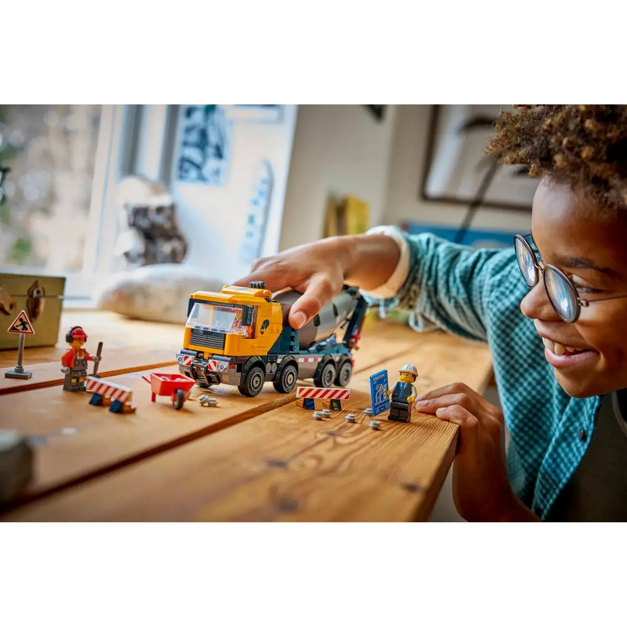 LEGO City Betonkeverő 60478 játék közben, gyerek játszik a betonkeverő teherautóval és kiegészítőkkel.