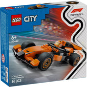 A LEGO City F1 pilóta McLaren versenyautóval (60442) szett dobozának elülső oldala, versenyautóval és pilótával.