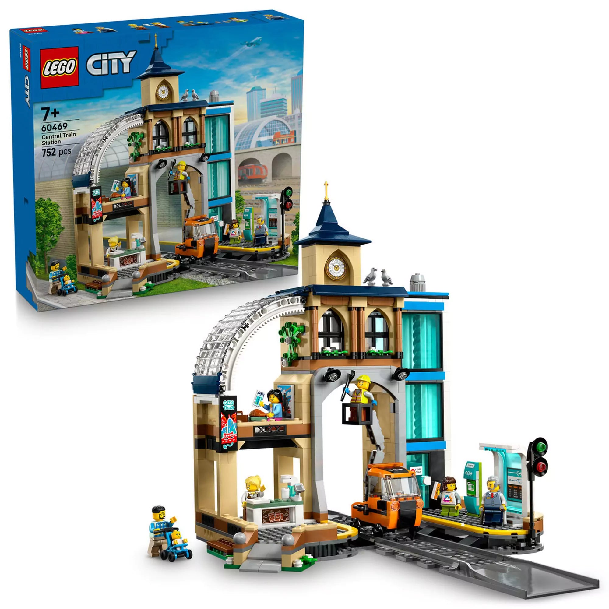 LEGO City Központi vasútállomás (60469) doboza és az összerakott épület együtt, több minifigurával és játékelemmel