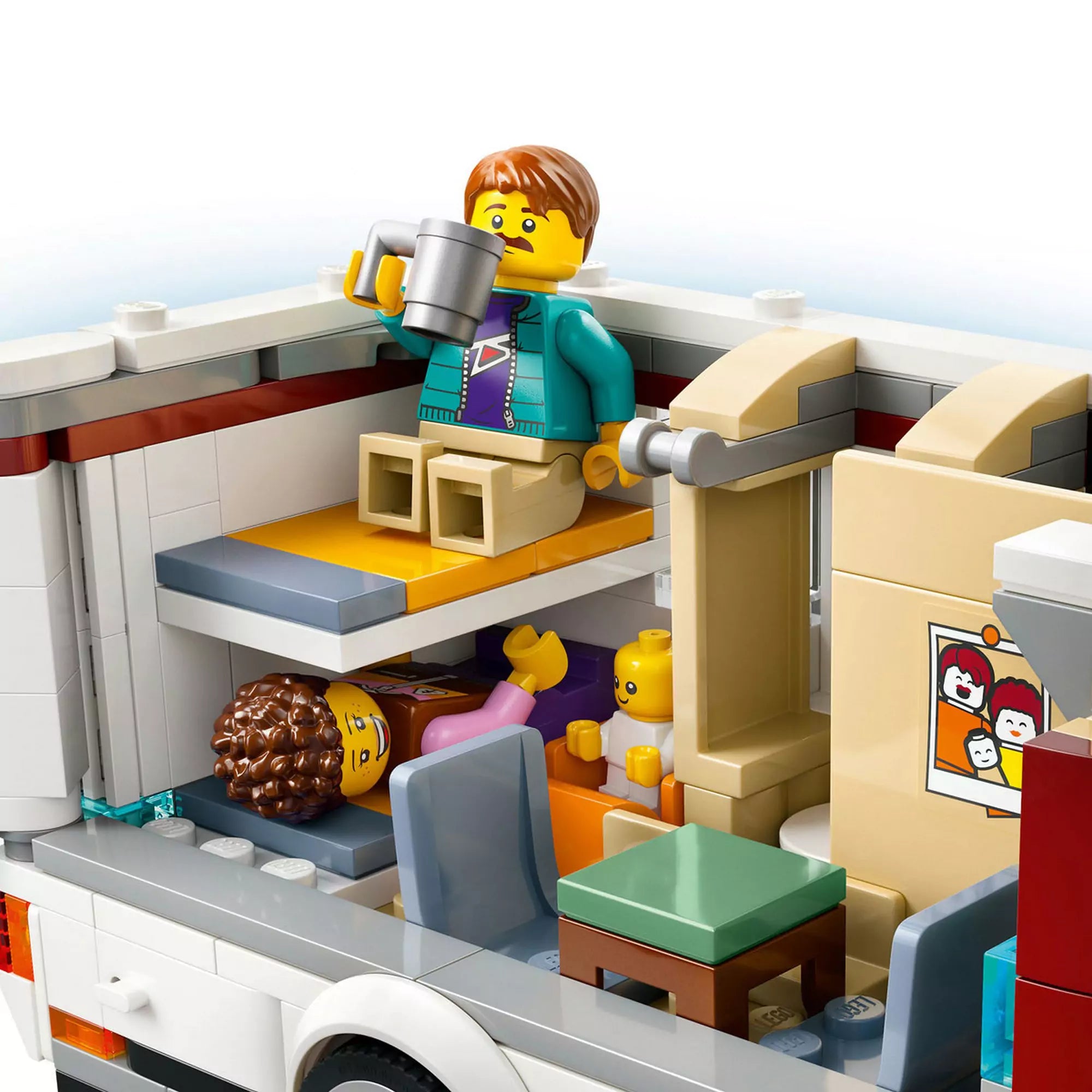 LEGO City Lakóautó a kalandos nyaraláshoz (60454) emeletes ágyak - A lakóautó emeletes ágya és részletes belső kialakítása kényelmes játékot biztosít.