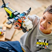 LEGO City 60505 kreatív kombinált mentőjármű, amely a repülőgép és a szervizteherautó elemeiből épült, játék közben egy gyermek kezében