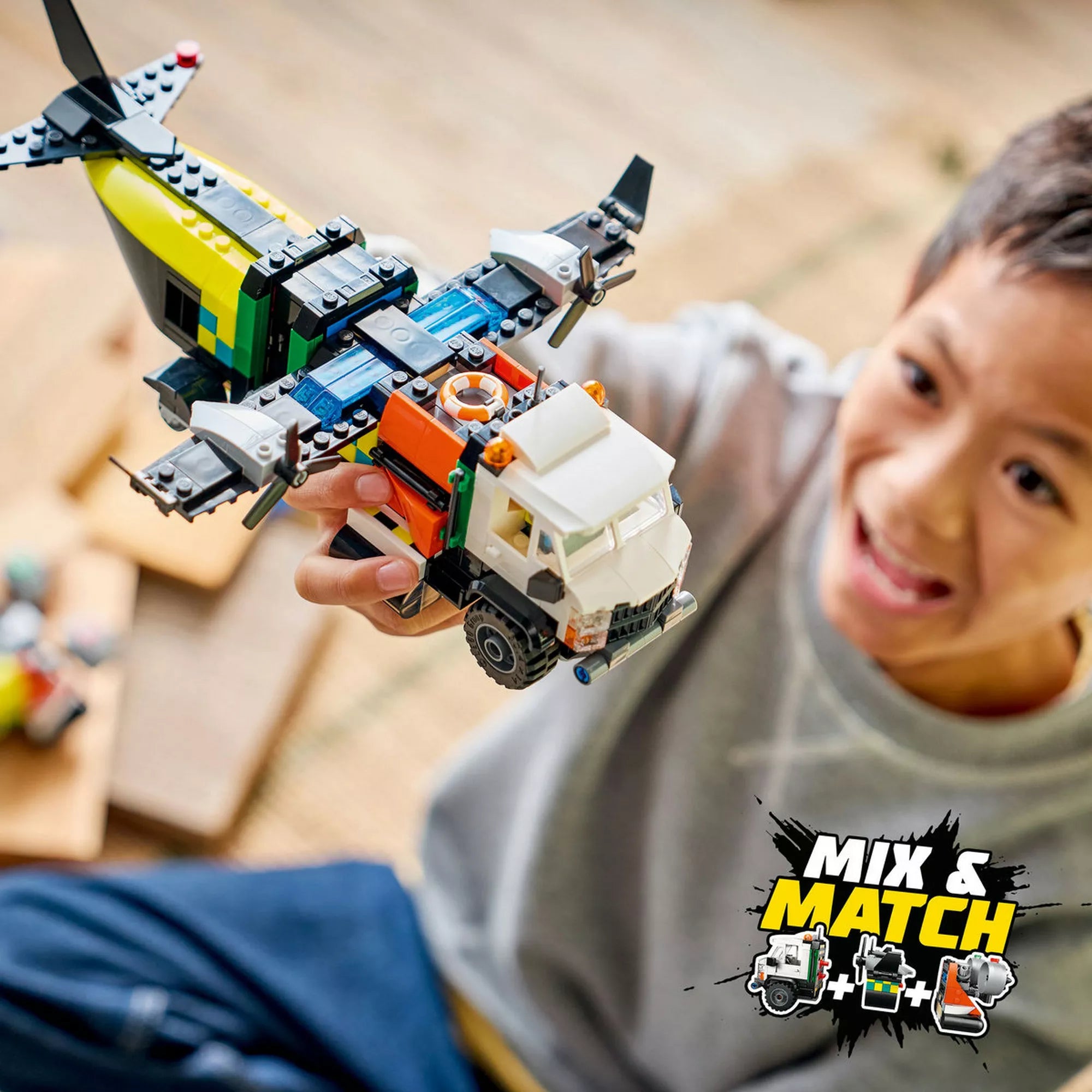 LEGO City 60505 kreatív kombinált mentőjármű, amely a repülőgép és a szervizteherautó elemeiből épült, játék közben egy gyermek kezében