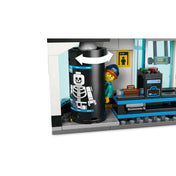 LEGO City Repülőtér repülőgéppel (60502) – Forgó röntgenszkenner funkció bemutatása a repülőtéri ellenőrzésnél.