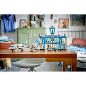 LEGO City Repülőtér repülőgéppel (60502) – A teljes repülőtéri készlet felépítve, terminálépülettel és utasszállító repülővel egy asztalon.