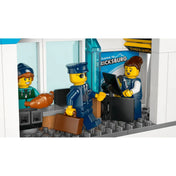 LEGO City Repülőtér repülőgéppel (60502) – Közelkép a terminál belső teréről, biztonsági ellenőrzéssel és utasfigurákkal.