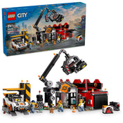 LEGO City Roncstelep autókkal 60472 összkép - Teljes LEGO City Roncstelep autókkal (60472) szett, bemutatva az autóbontót, a járműveket és a minifigurákat akció közben.