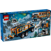  A LEGO City Arctic Truck (60471) készlet dobozának hátoldala, részletes jelenetekkel: a jármű belseje, sarki farkasbarlang és minifigurák akcióban.