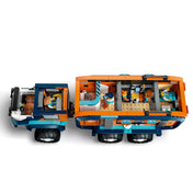  Felülnézetből a LEGO City Arctic Truck (60471) belső tere, ahol láthatók a különböző kutatóállomás-elemek és minifigurák.
