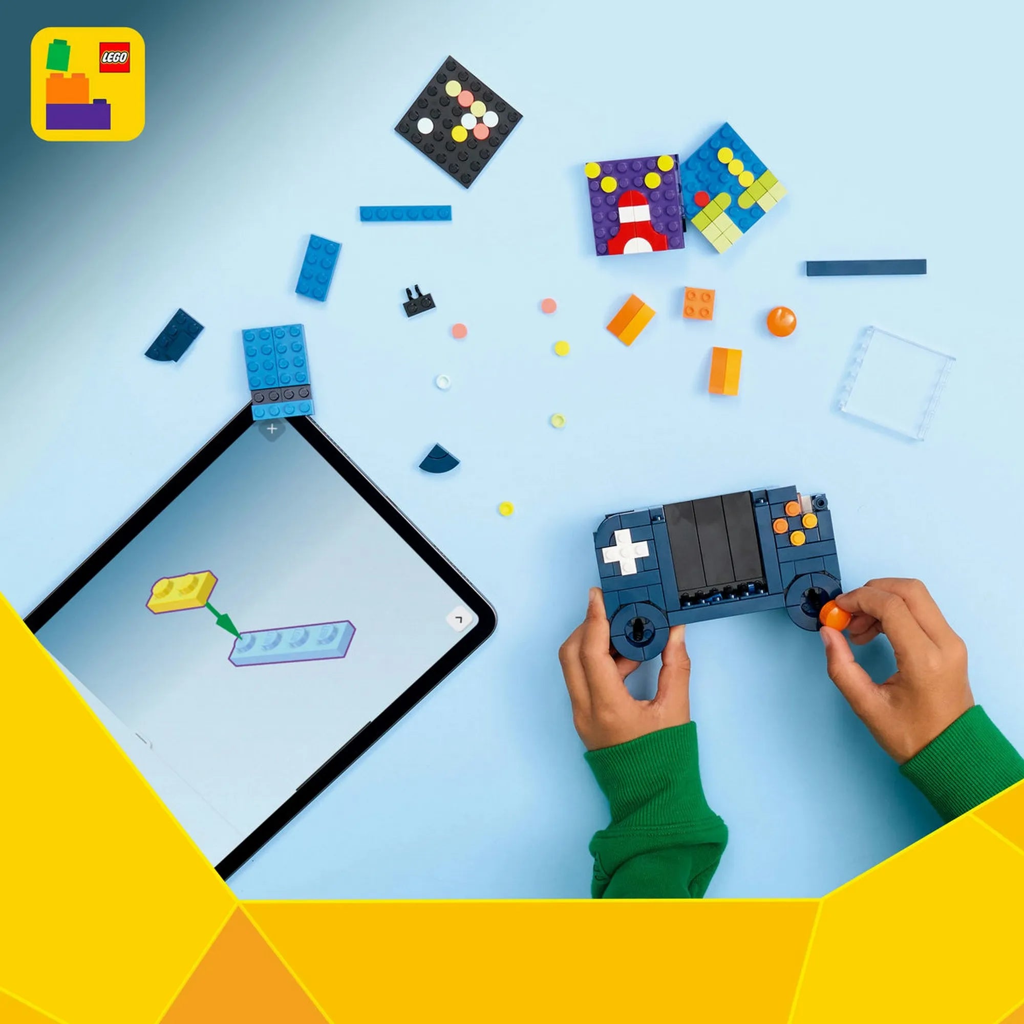 LEGO Creator 3 az 1-ben Retro videojáték konzol 31380 építési folyamat, LEGO Builder alkalmazással és alkatrészekkel.