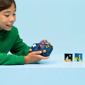 LEGO Creator 3 az 1-ben Retro videojáték konzol 31380 játék közben, gyermek kezében tartott épített konzollal.