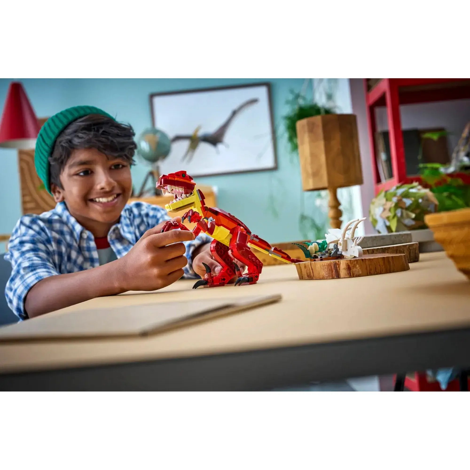 LEGO Creator 3 az 1-ben: Félelmetes dinoszaurusz 31379 játék közben, gyermek kezeiben, otthoni környezetben.