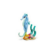 LEGO Creator: Csodálatos delfinek 31385 – Az alternatív tengeri csikó modell álló pozícióban, növényekkel díszített alapon.