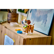 LEGO Creator 3 az 1-ben: Játékos kiskutya 31382 – Életkép: a megépített kiskutya egy polcon, játékos környezetben.