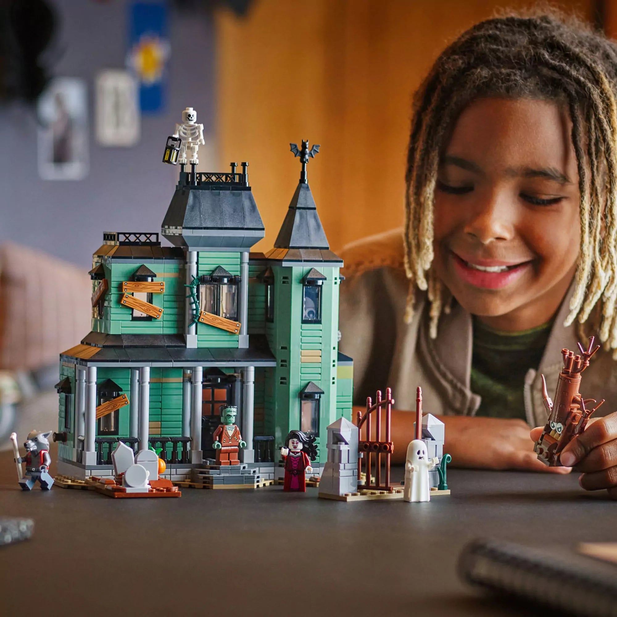 LEGO Creator Kísértetkastély (31167) játék közben – A felépített kastély a minifigurákkal, köztük szellemmel, farkasemberrel és vámpír nővel, játékra készen.
