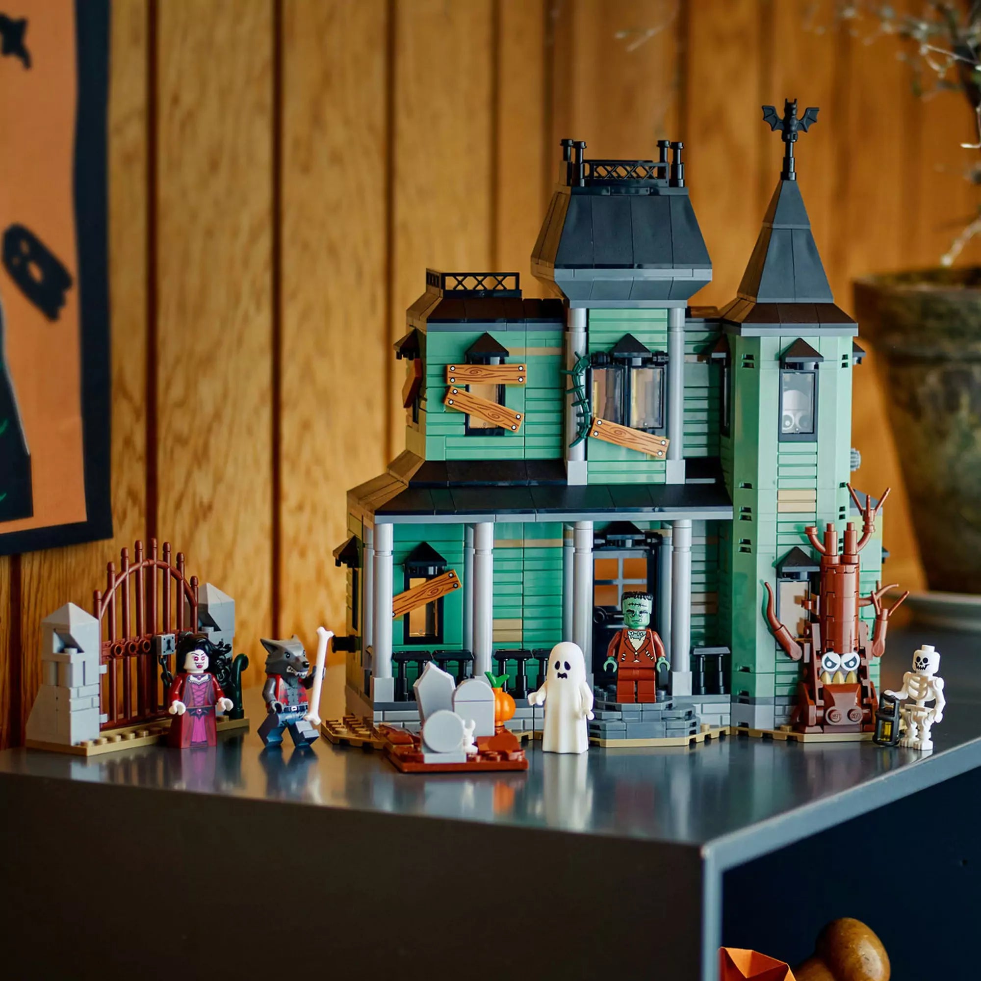 LEGO Creator Kísértetkastély (31167) kiállítva – A kísértetkastély berendezett szobában kiállítva, mellette szellemek, vámpír, farkasember és csontváz figura.