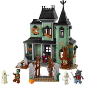 LEGO Creator Kísértetkastély (31167) teljes készlet tartalma – A zöld kísértetkastély, a díszes kapu, a fa, a tök és az öt minifigura: vámpír nő, farkasember, zöld szörny, csontváz és szellem.