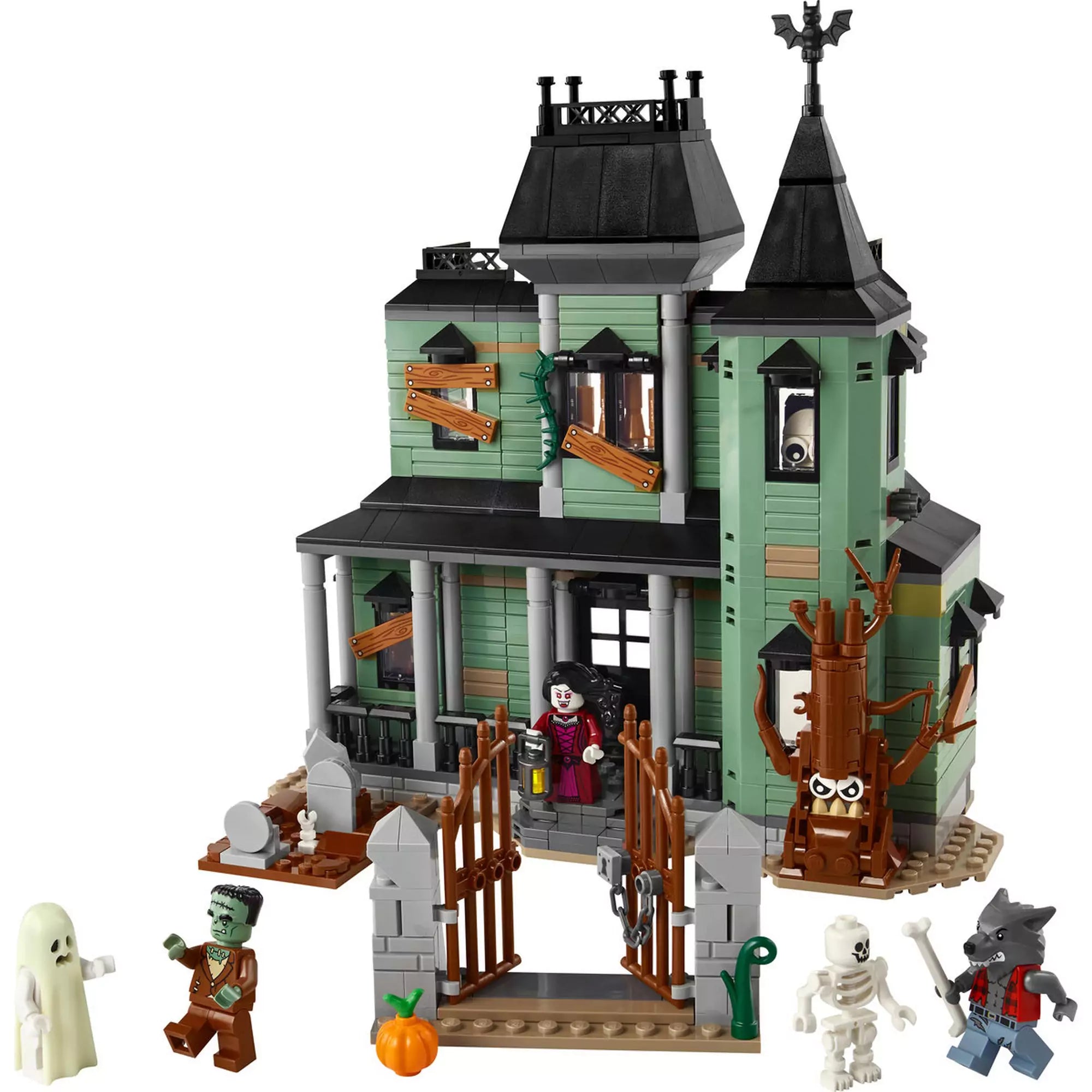 LEGO Creator Kísértetkastély (31167) teljes készlet tartalma – A zöld kísértetkastély, a díszes kapu, a fa, a tök és az öt minifigura: vámpír nő, farkasember, zöld szörny, csontváz és szellem.