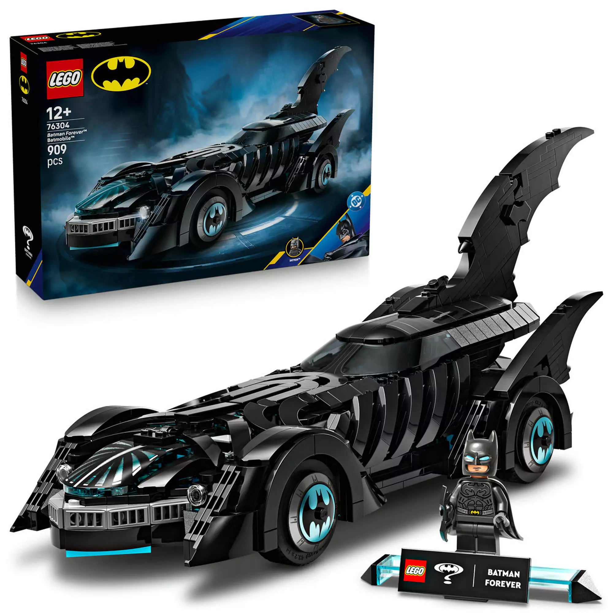 LEGO DC Super Heroes: Mindörökké Batman Batmobile (76304) dobozzal és a teljesen felépített Batmobil modellel, Batman figurával.