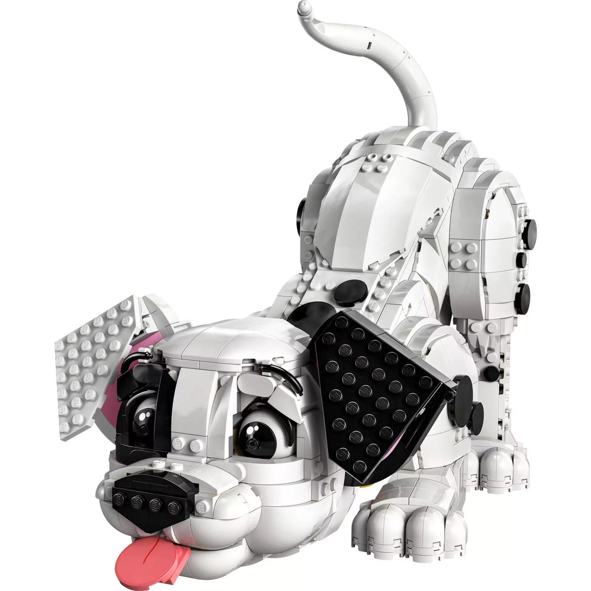 Közelkép a LEGO Disney 43269 Százegy kiskutya szett dalmata modelljéről, nyitott szájjal és kilógó nyelvvel.