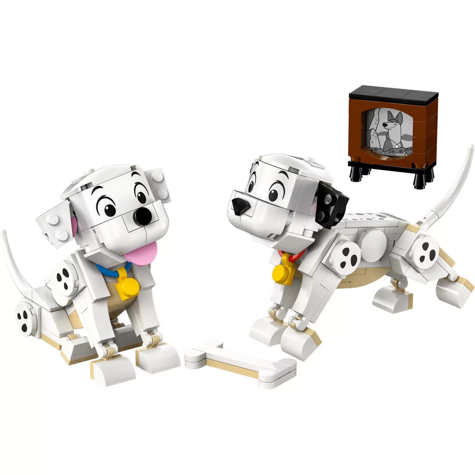 LEGO Disney Lucky és Penny kiskutyák (43271) figurák játék közben, előttük egy LEGO csont, mögöttük a TV.