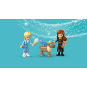 LEGO Disney Elza és Anna minifigurák Bruni és a kis rénszarvas társaságában, varázslatos háttérrel.