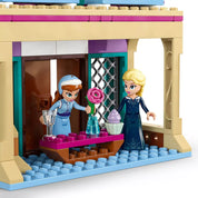 Anna és Elsa LEGO minifigurák jelenete az LEGO Disney Jégvarázs - Arendelle kastély (43265) játékban, kiegészítőkkel.