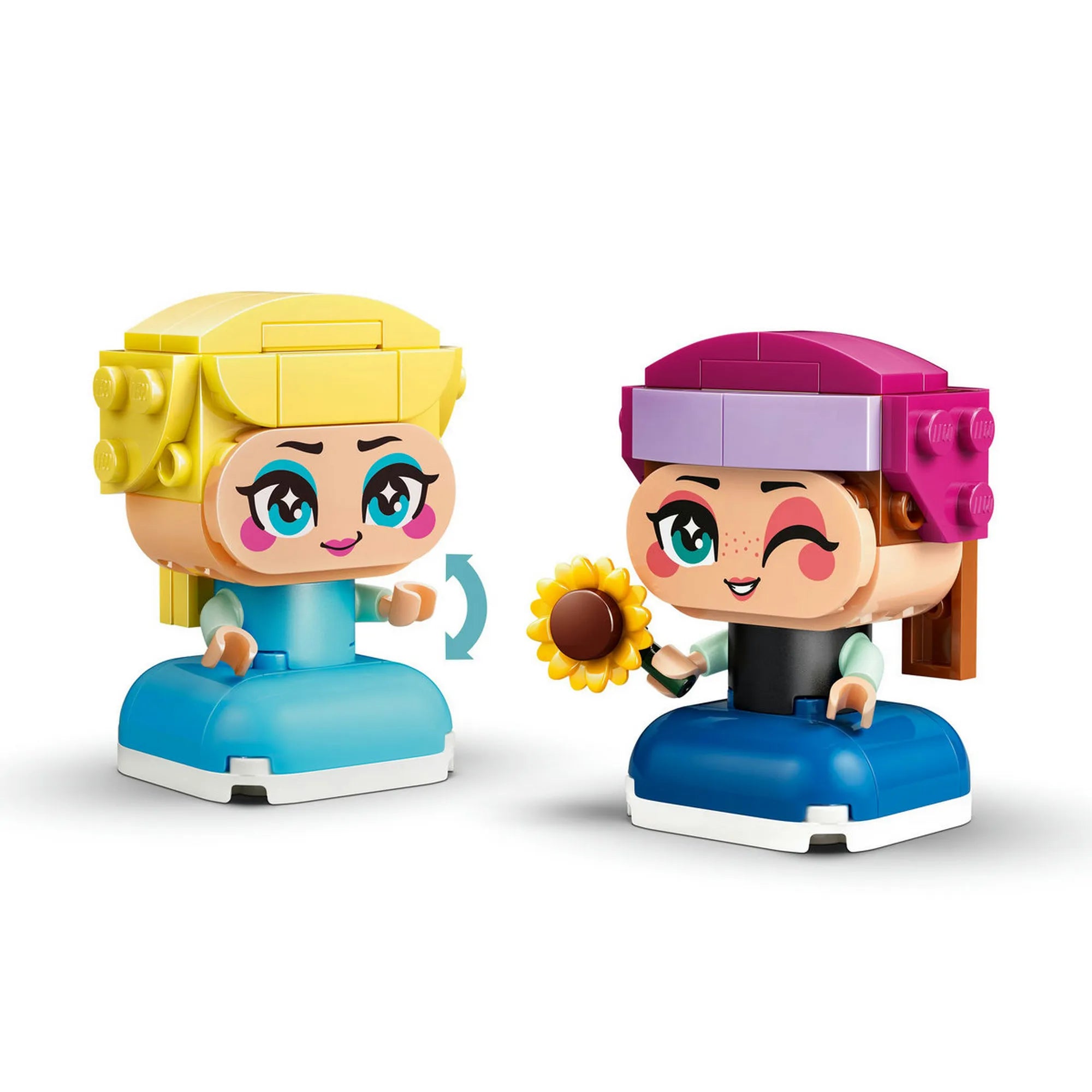 LEGO Disney Mini Anna és Elsa 43284 – Anna és Elsa LEGO figurák szemből, kiegészítőkkel fehér háttéren.