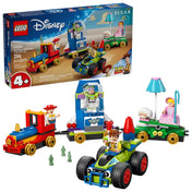 LEGO Disney: Toy Story ünnepi vonat és RC versenyautó 43264 – kreatív játékjelenet a dobozzal és a figurákkal összeállítva.