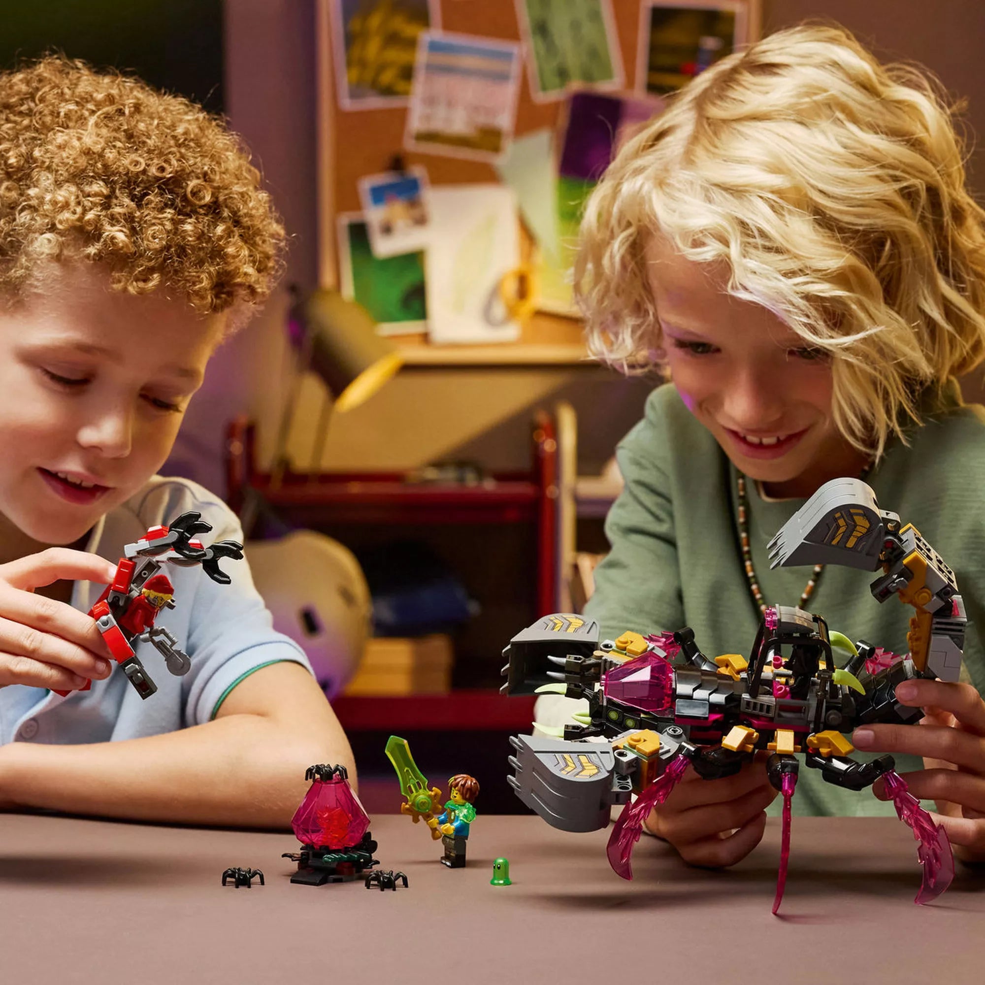 Gyerekek játék közben a LEGO DREAMZzz Nightmare Scorpion Digger készlettel, a skorpió ásógép és minifigurák használatával, fantáziadús környezetben.