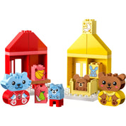 LEGO Duplo Napi rutin szett összeépítve – A LEGO Duplo 10414 készlet két házikóval, macska- és medvefigurákkal, valamint gyümölcsöt ábrázoló elemekkel berendezve.