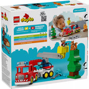 LEGO DUPLO Tűzoltóautó 10473 készlet hátoldala, a játék funkcióival, a mozgatható létrával, tömlővel, kiegészítő elemekkel és a szerepjáték lehetőségeit bemutató jelenetekkel.