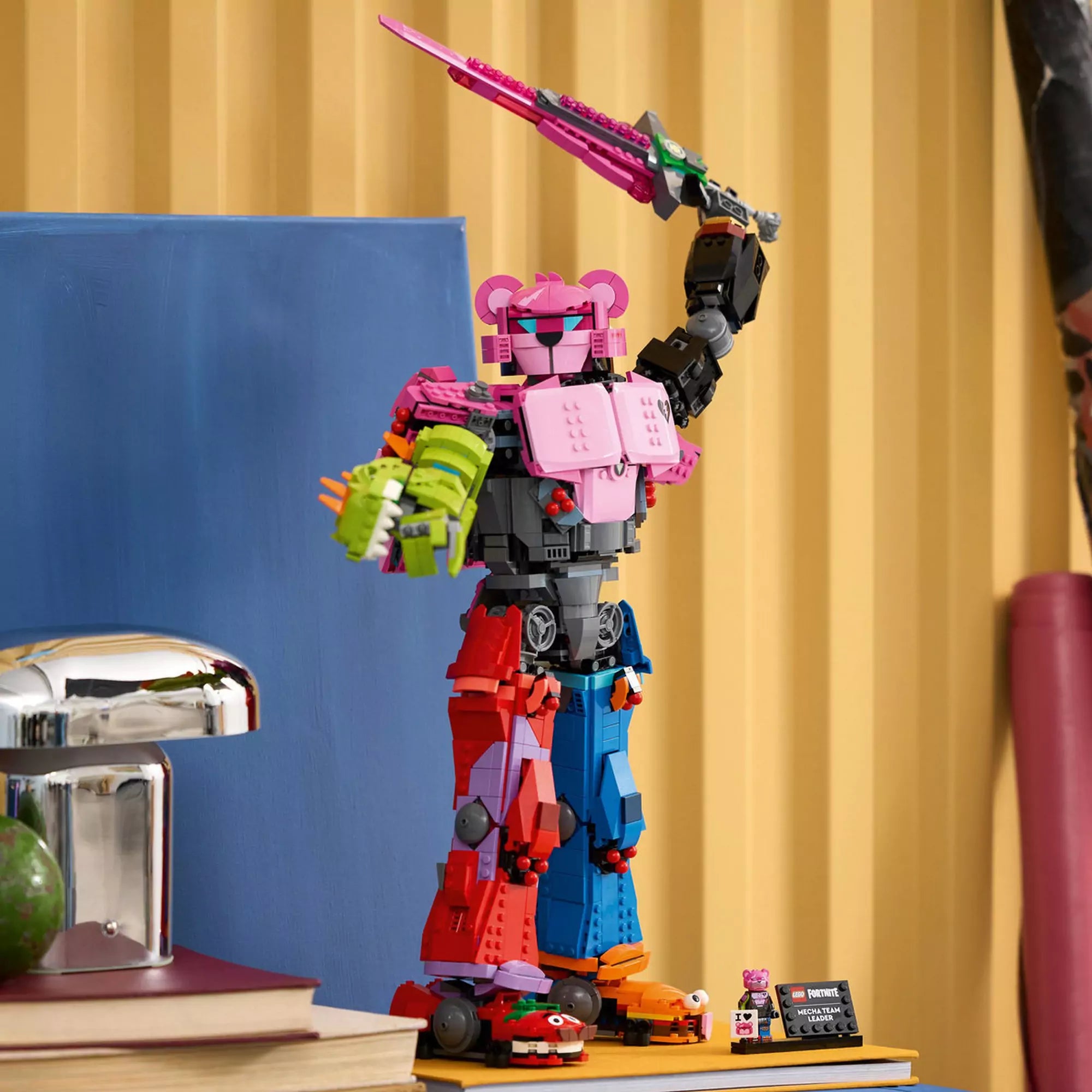 LEGO Fortnite Mecha Team Leader (77078) robot kiállítva polcon, felemelt karddal, mellette a minifigura és a névtábla.