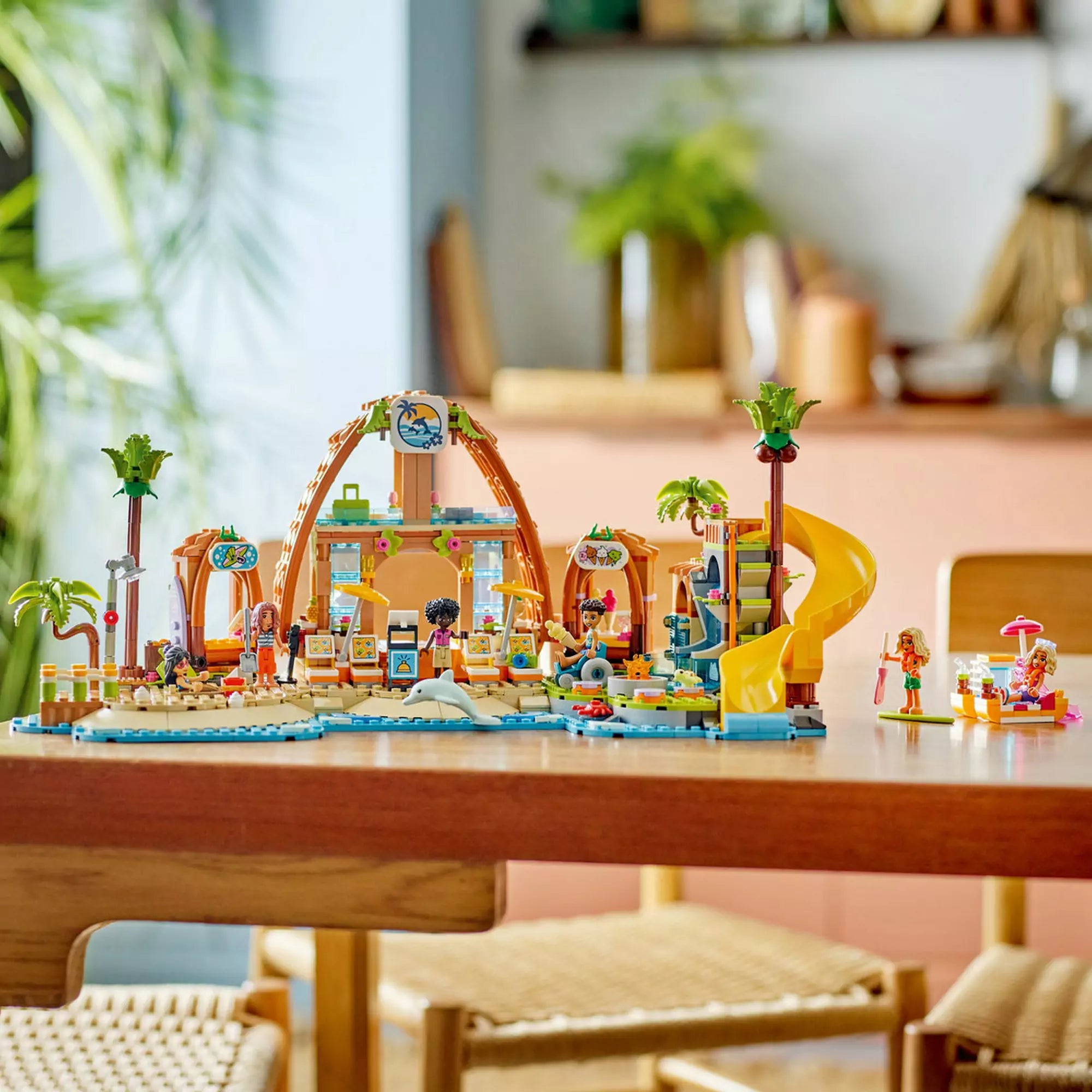 LEGO Friends 42673 készlet összeállítva egy asztalon, színes üdülőépülettel, minifigurákkal és nyári kiegészítőkkel.