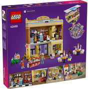 A LEGO Friends Étterem és főzőiskola 42655 hátoldala, amelyen a kétemeletes épület és a játék funkciói láthatók.