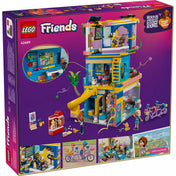 LEGO Friends Heartlake City barátságklub (42689) dobozának hátoldala, a belső terek és játéklehetőségek bemutatásával, titkos számítógéppel, konyhával, mászófallal és állatos kiegészítőkkel