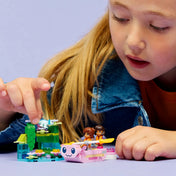 Gyermek LEGO Friends Kalandok az axolotlhajón készlettel játszik, axolotl hajóval és figurákkal