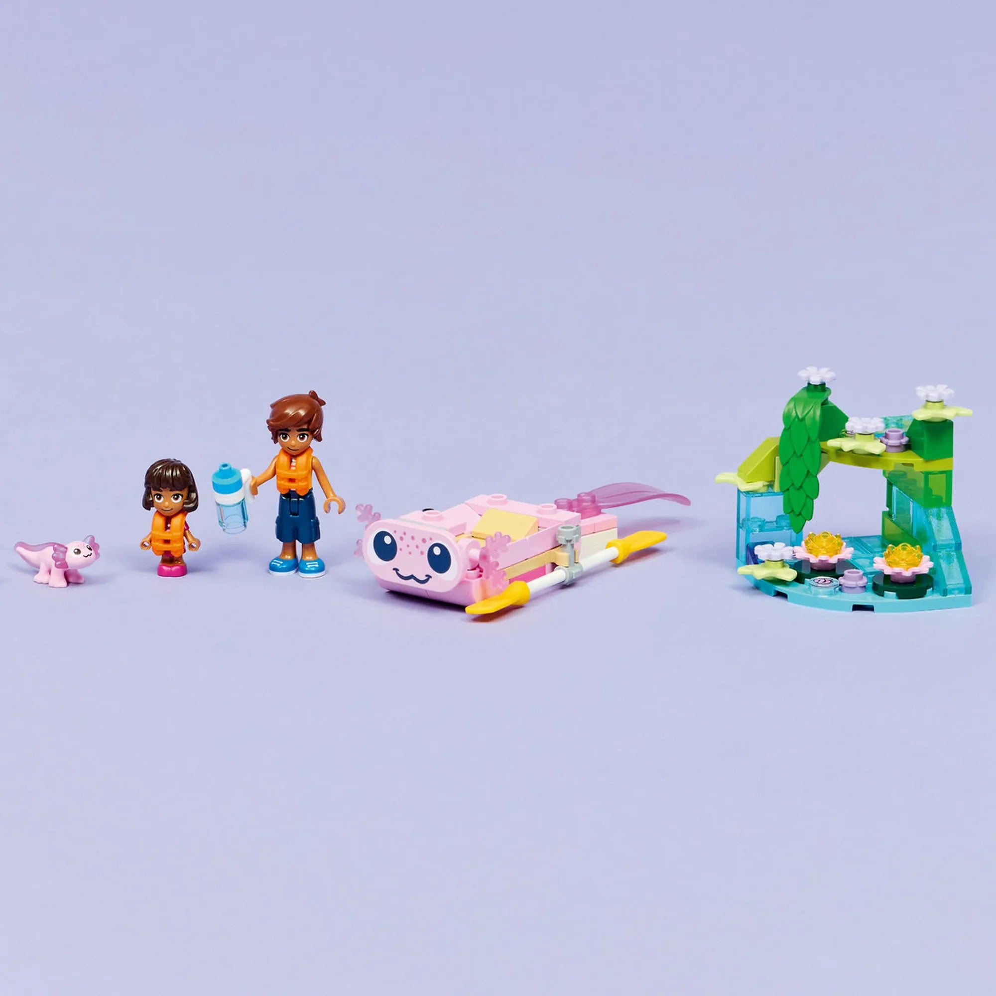 LEGO Friends Kalandok az axolotlhajón (42681) teljes készlet fehér háttéren, figurákkal, axolotl hajóval és élőhely elemmel