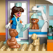  LEGO Friends Ló- és állatkórház 42651 - Eniko a kiskutyákat vizsgálja az állatorvosi asztalnál.